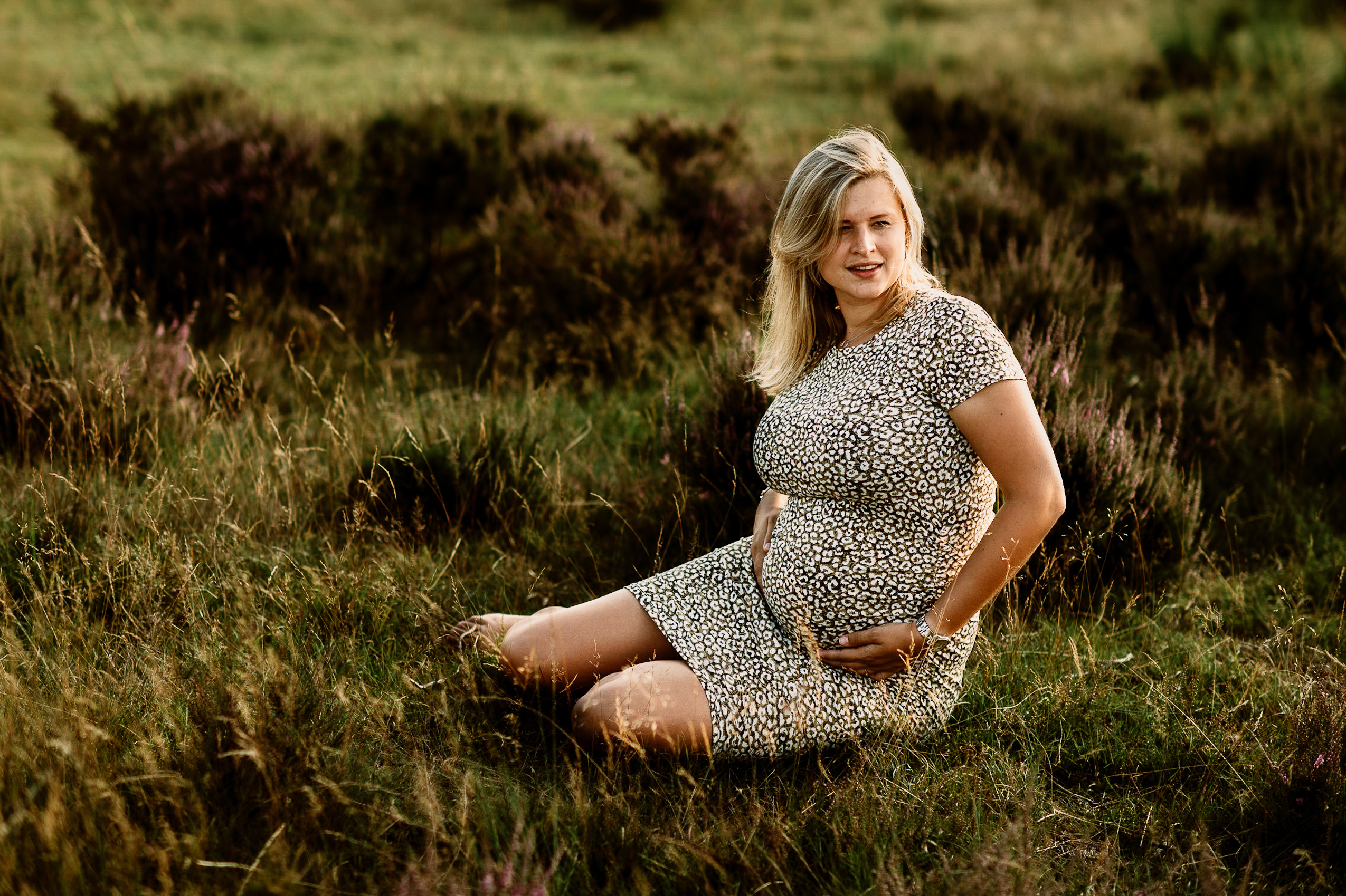 Zwangerschapshoot buiten in de natuur fotograaf Apeldoorn Beloved je mooiste momenten van je zwangerschap liefde